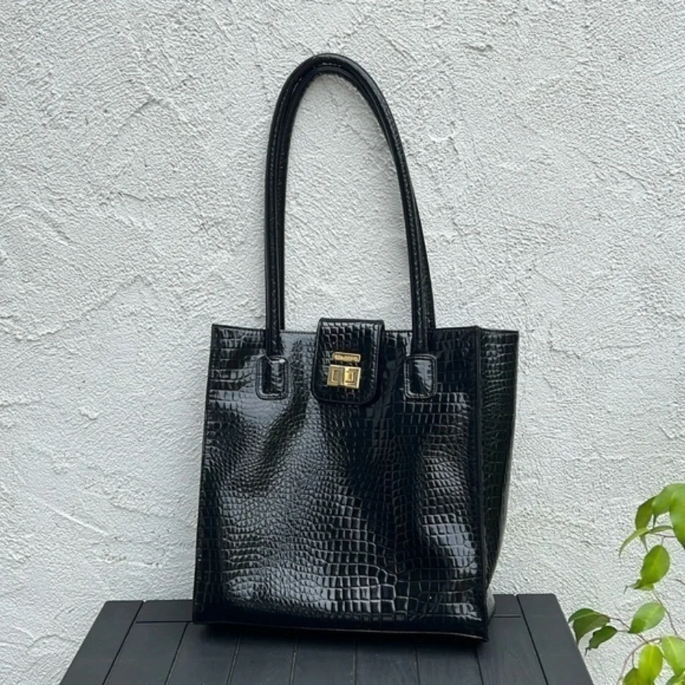 ST. JOHN tote black patent leather crock print